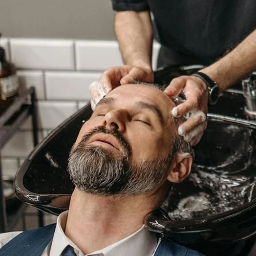 Haar wassen bij kapper Hisham in Dinteloord